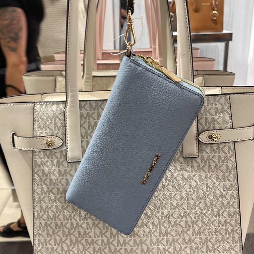 Michael Kors Jet Set Travel Large Travel CONTINENTAL 
Pale Blue - Picture 12 of 16
